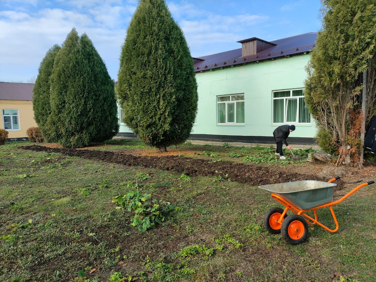 Трудовой десант в пришкольном лагере..