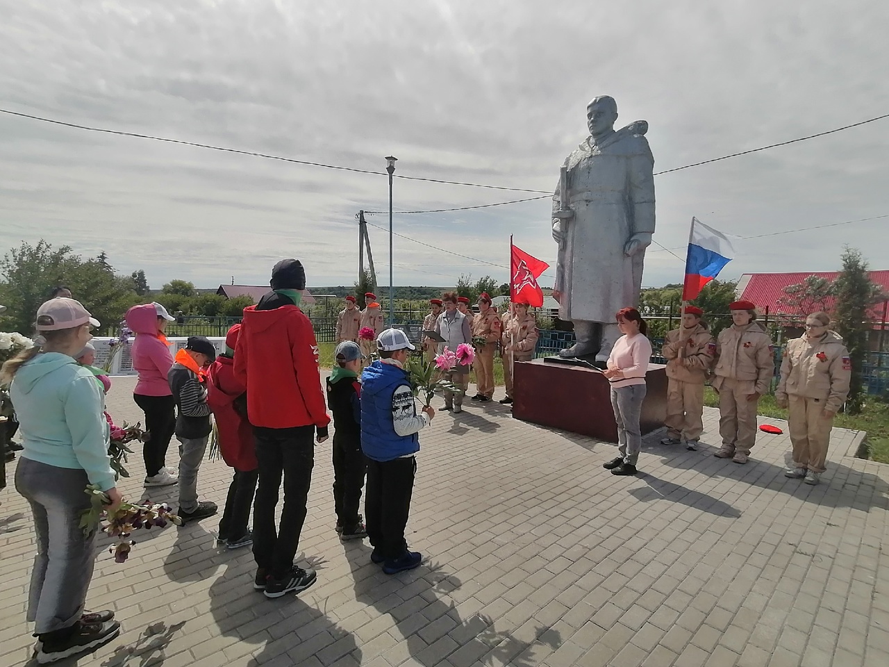 Митинг на территории Братской могилы в д.Бродиловка.